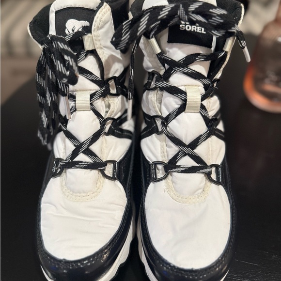 Sorel sneaker boots for snow/rain size 8. Worn once - Picture 3 of 7